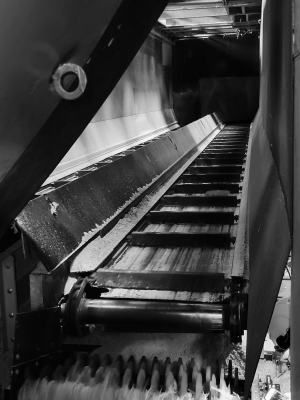 Convoyeur chaînes à racloirs pour l'industrie du bois